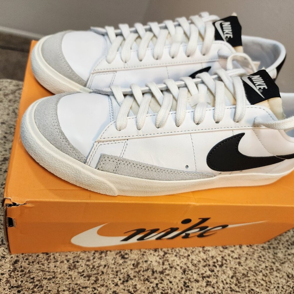 LIKE NEW! Nike Women’s Blazer Low ‘77, Size 10'5 White and Black.